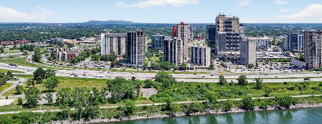 Panorama du centre-ville de Longueuil au bord du fleuve Saint-Laurent
