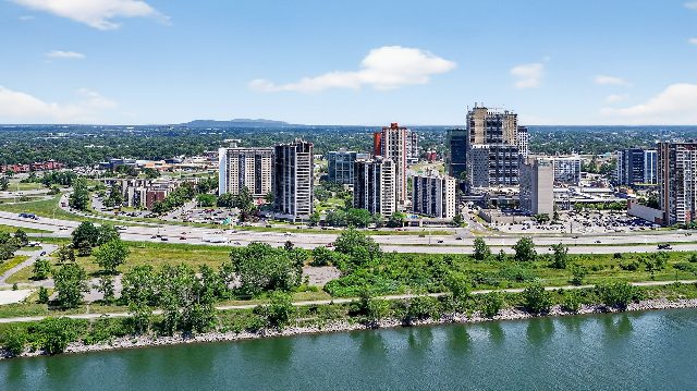 Vue aérienne du centre-ville de Longueuil, de l’autoroute et du fleuve Saint-Laurent