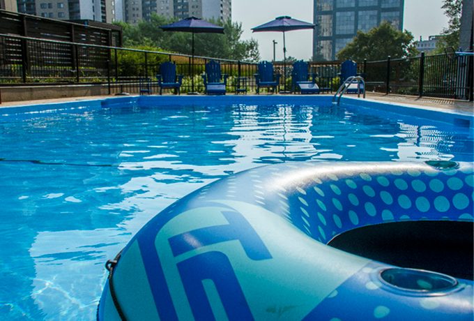 Piscine au sel de la terrasse du 3e étage, avec chaises Adirondack et parasols